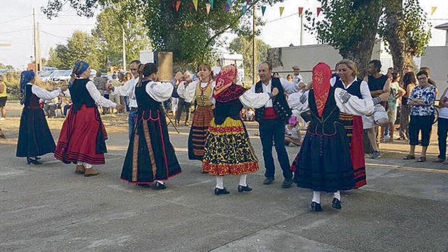 Bailes tradicionales en Doney de la Requejada y, a la derecha, dos momentos de las celebraciones festivas que vive con intensidad la localidad de Mombuey.