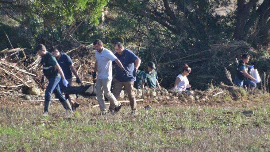 Varias personas trasladan uno de los cadáveres hallados ayer en Artà.