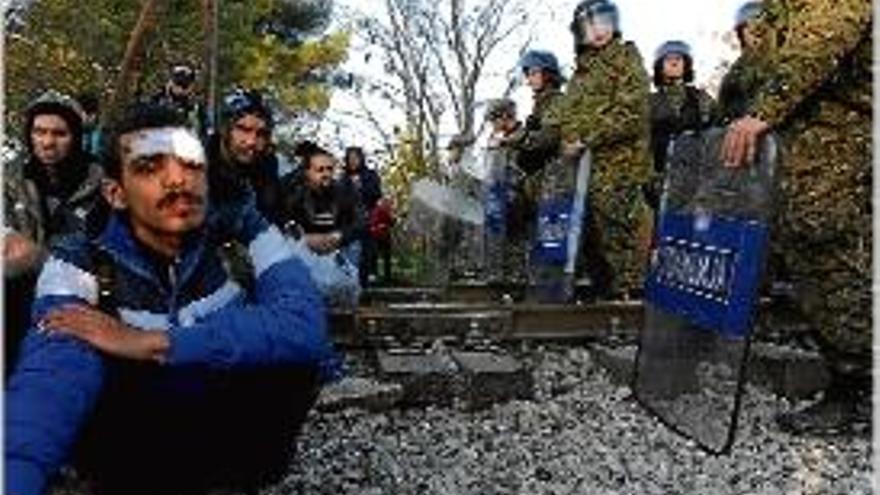 Macedònia vigila amb soldats la frontera amb Grècia.