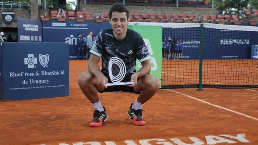 Jaume Munar posa con el trofeo de campeón del torneo de Uruguay.