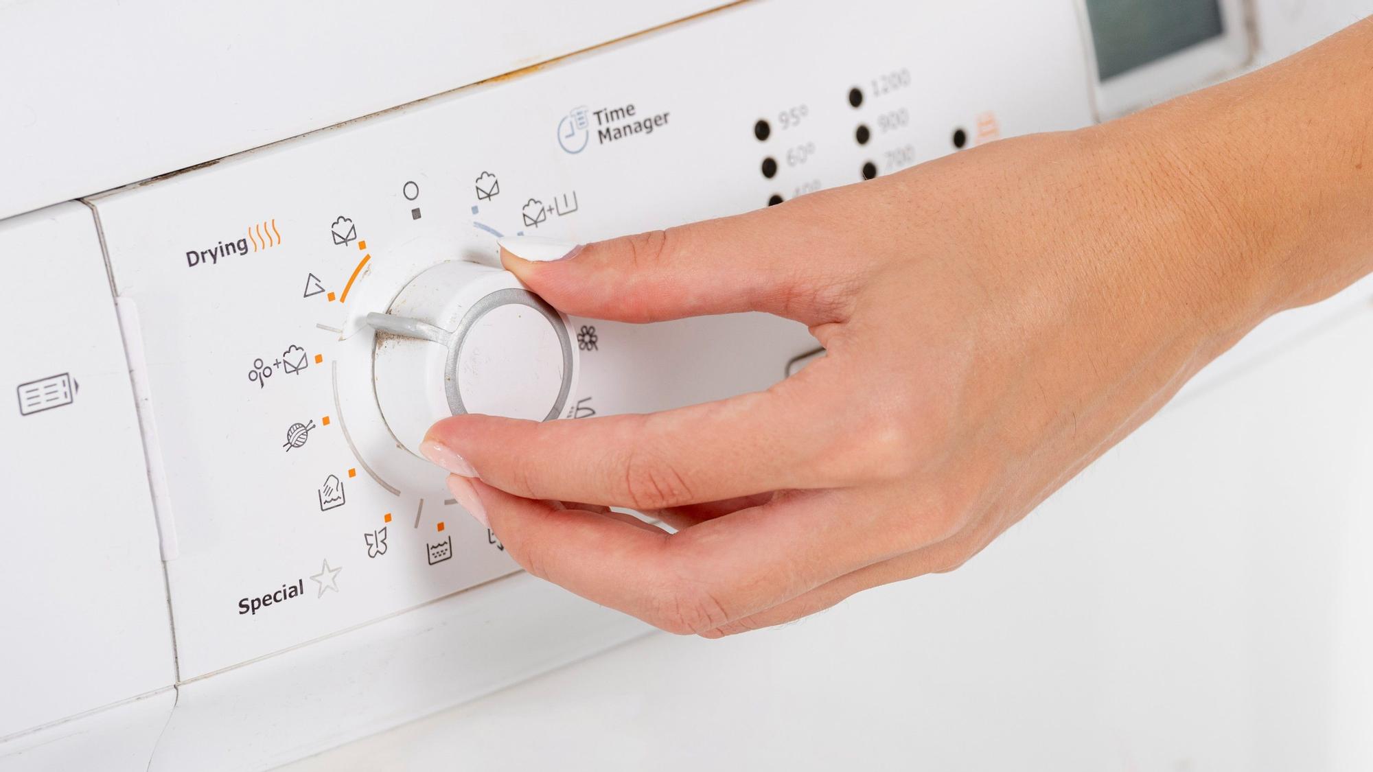 Dile adiós a la secadora: conoce el botón secreto de tu lavadora para secar  la ropa al instante