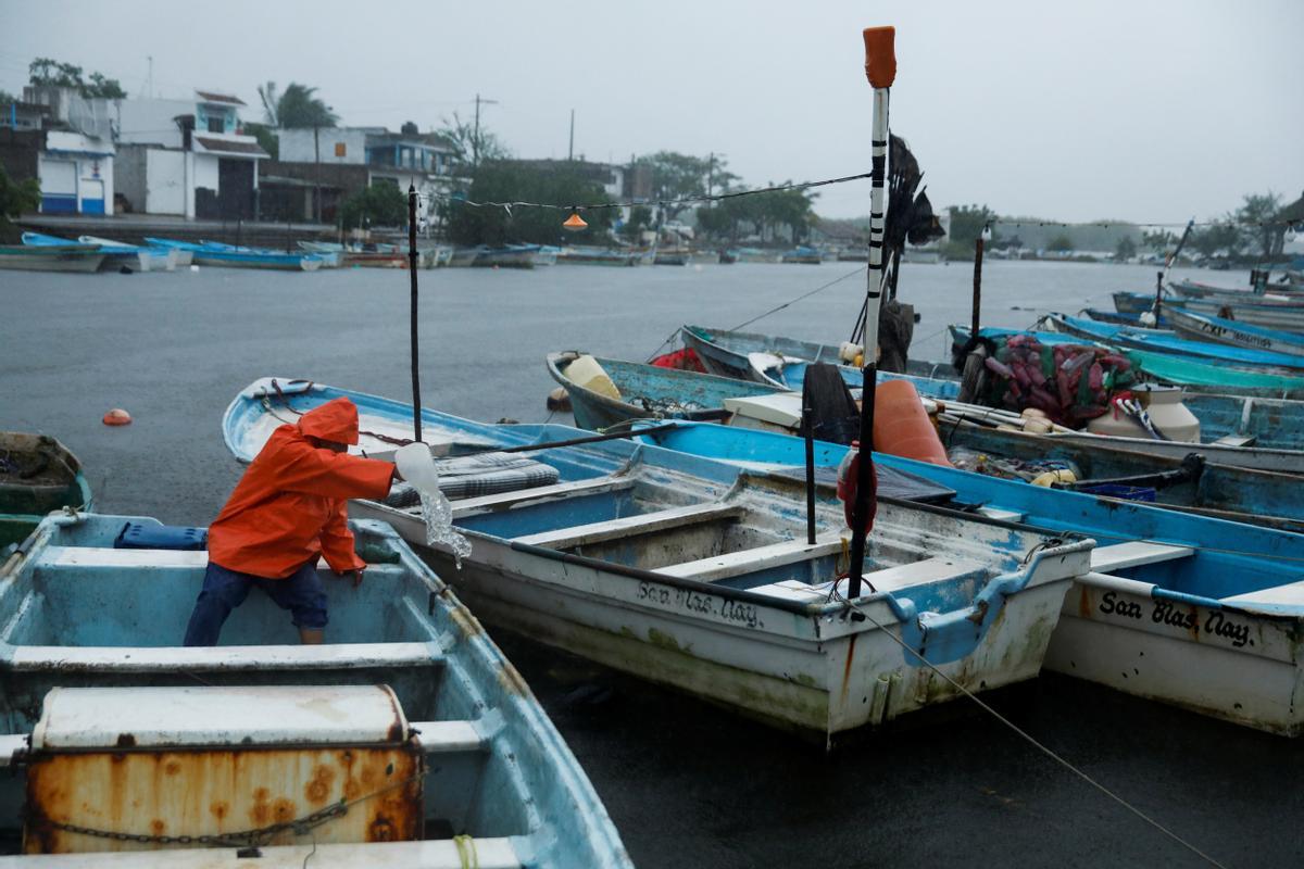 El huracán Roslyn azota la costa de México en el Pacífico