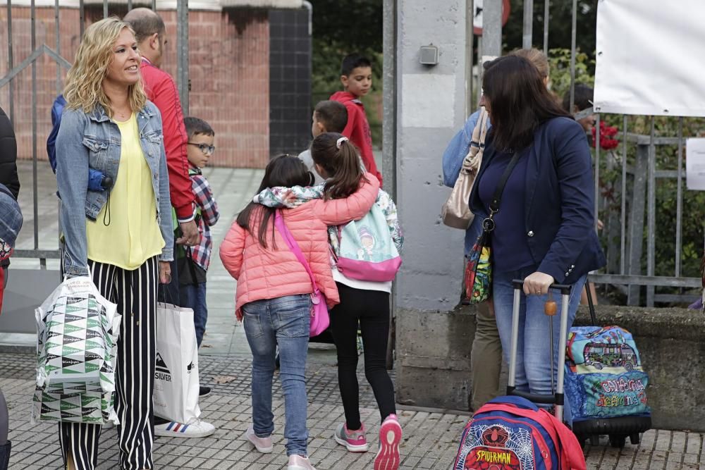 Inicio del curso con protesta de familias en el colegio Evaristo Valle del Polígono de Pumarín (Gijón)