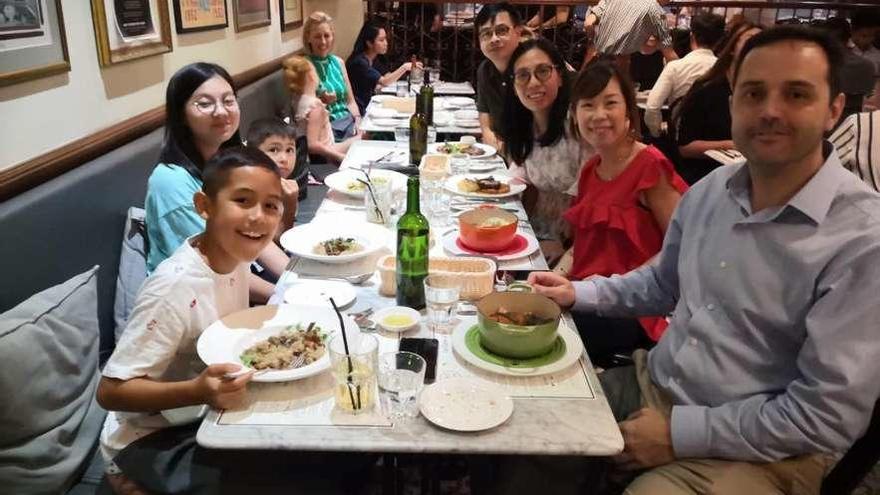 Israel López, a la derecha, comiendo con familiares y amigos en un restaurante de Singapur.