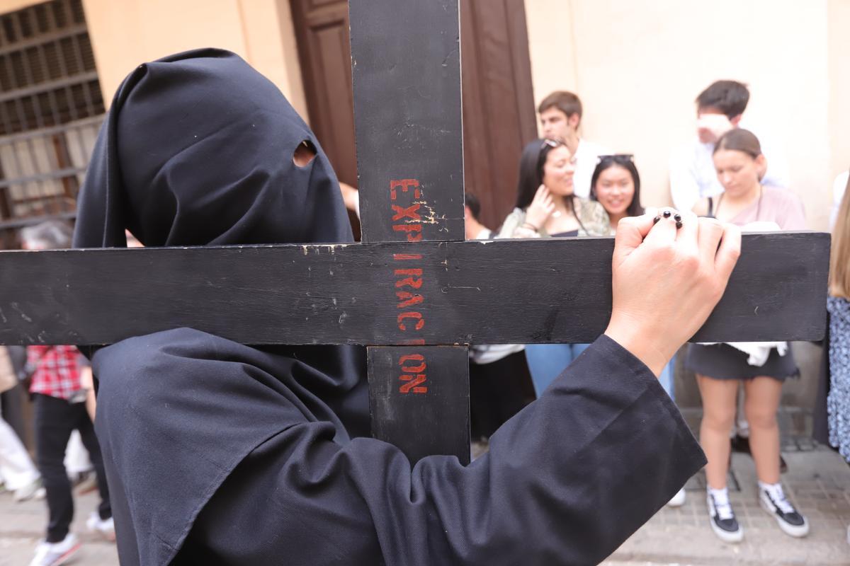 El Cristo de la Expiración se alza sobre Capitulares El Cristo de la Expiración se alza sobre Capitulares