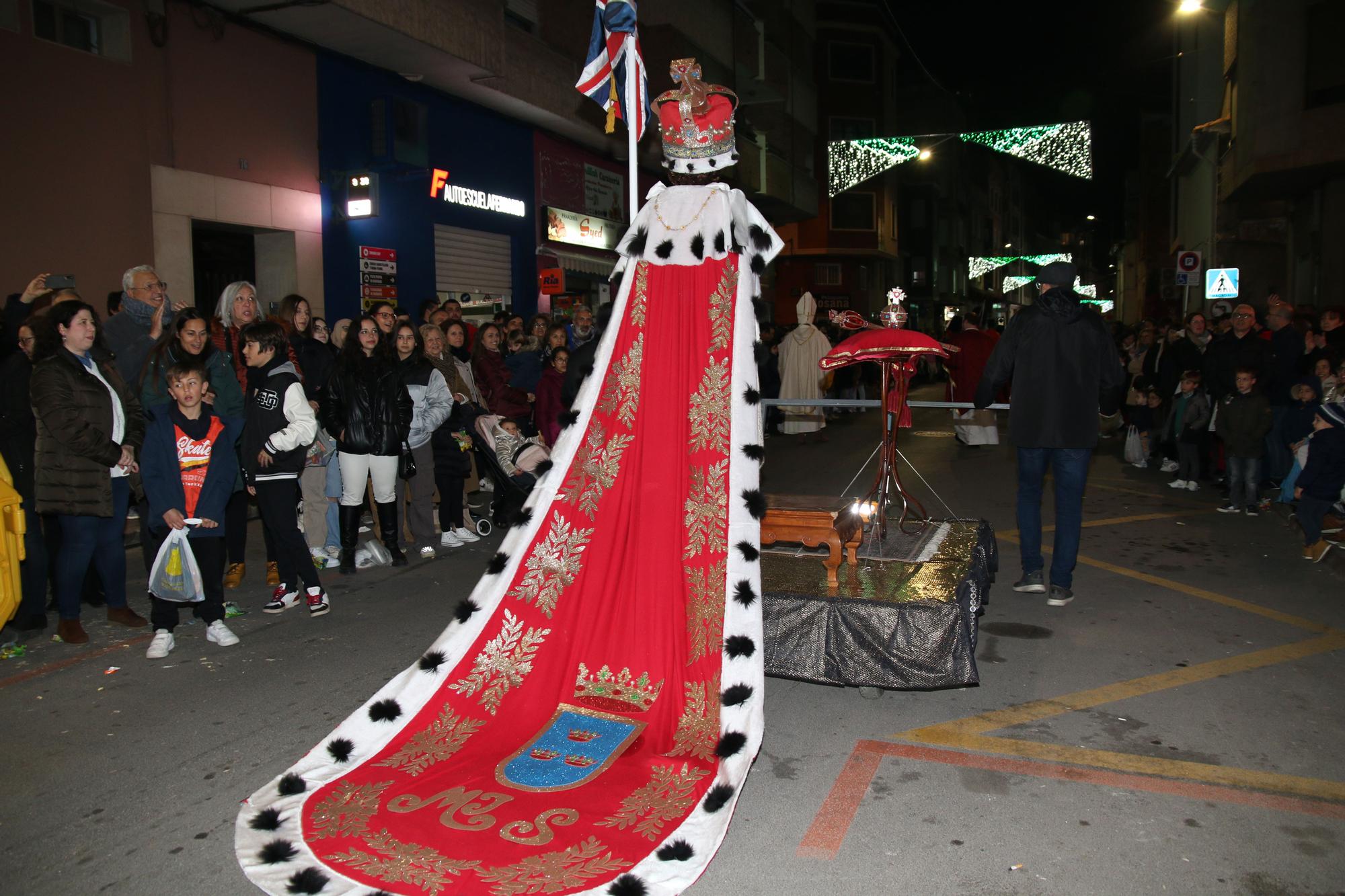 FOTOGALERÍA I La cabalgata del Ninot de Burriana, en imágenes