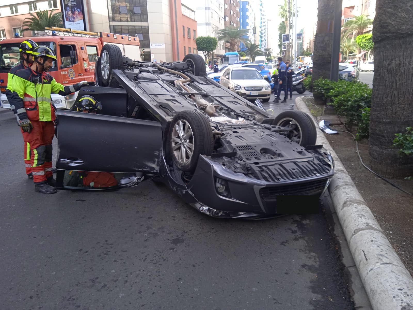 Un coche vuelca en Mesa y López.