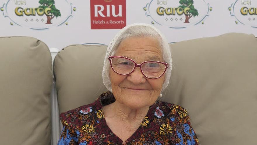 La abuelita rusa de 90 años que viaja sola por el mundo descansa en Tenerife