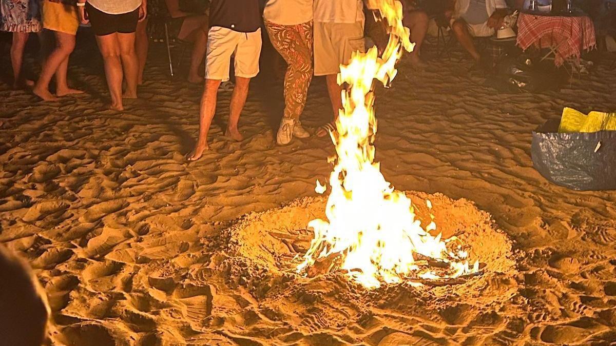 Una de las hogueras en una playa de El Campello, en imagen de archivo