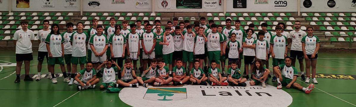 Participantes en la concentración de chavales que gestiona
el Obradoiro en el pabellón municipal de Lalín.