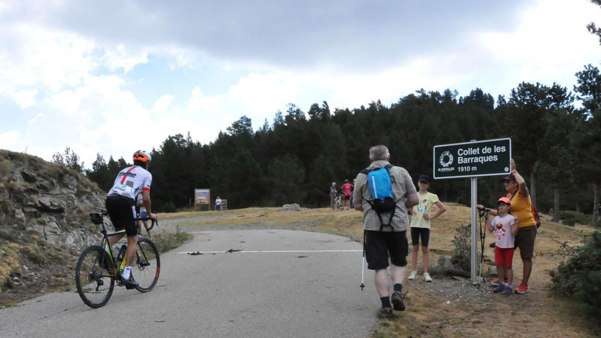 Visitants al Collet de les Barraques, a  Planoles (Ripollès).  | RIPOLLÈS TURISME