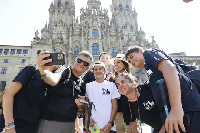 Recepción a Quique en el Obradoiro: medio centenar de personas llegan peregrinando contra el cáncer