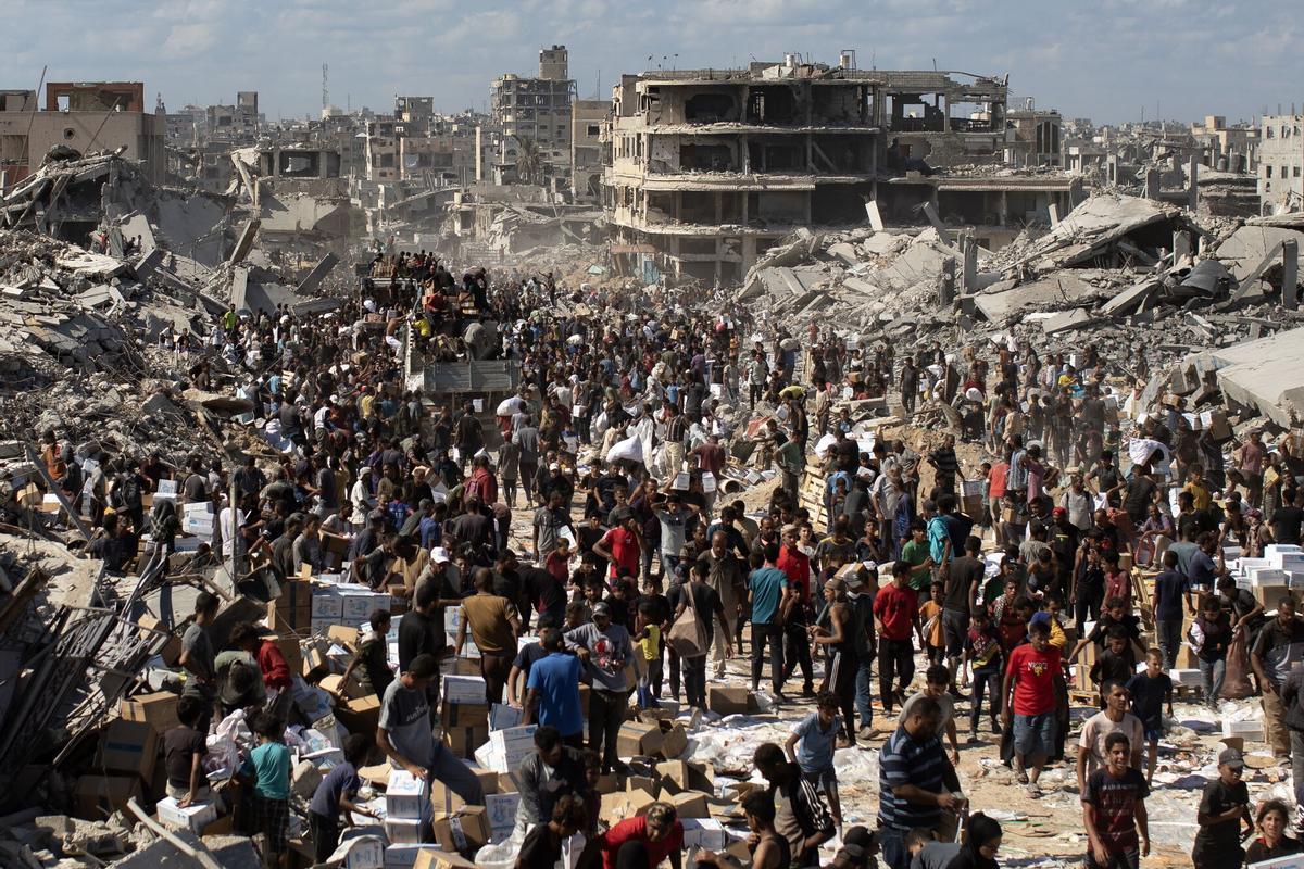 Camiones con ayuda humanitaria llegan a Jan Yunis.
