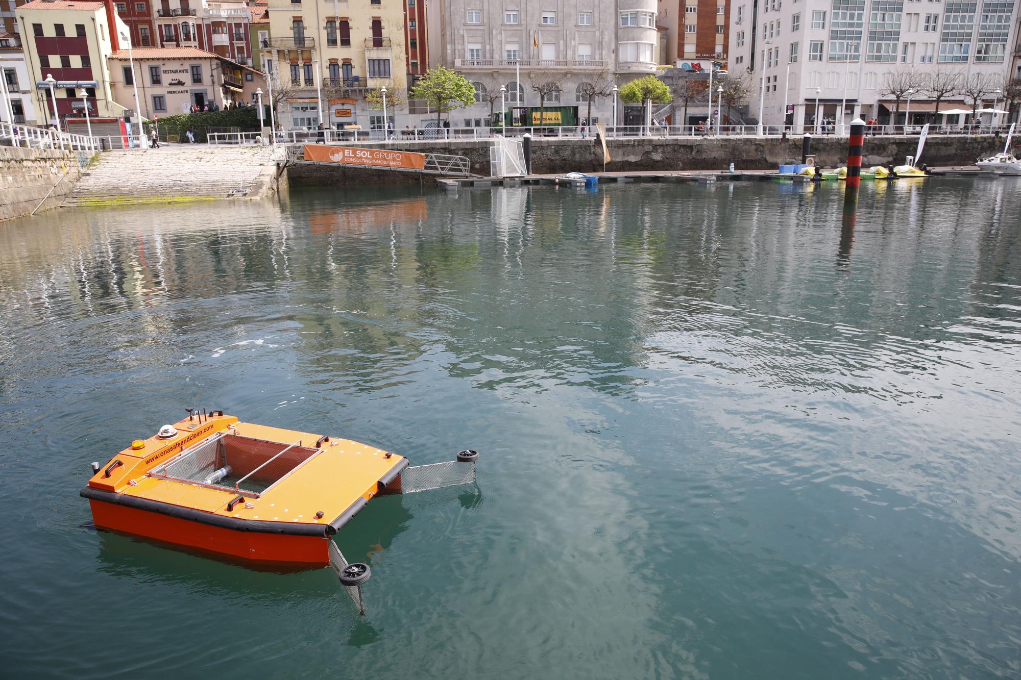 Una aspiradora para el mar: así es el dron que limpia la superficie del agua presentado en Gijón