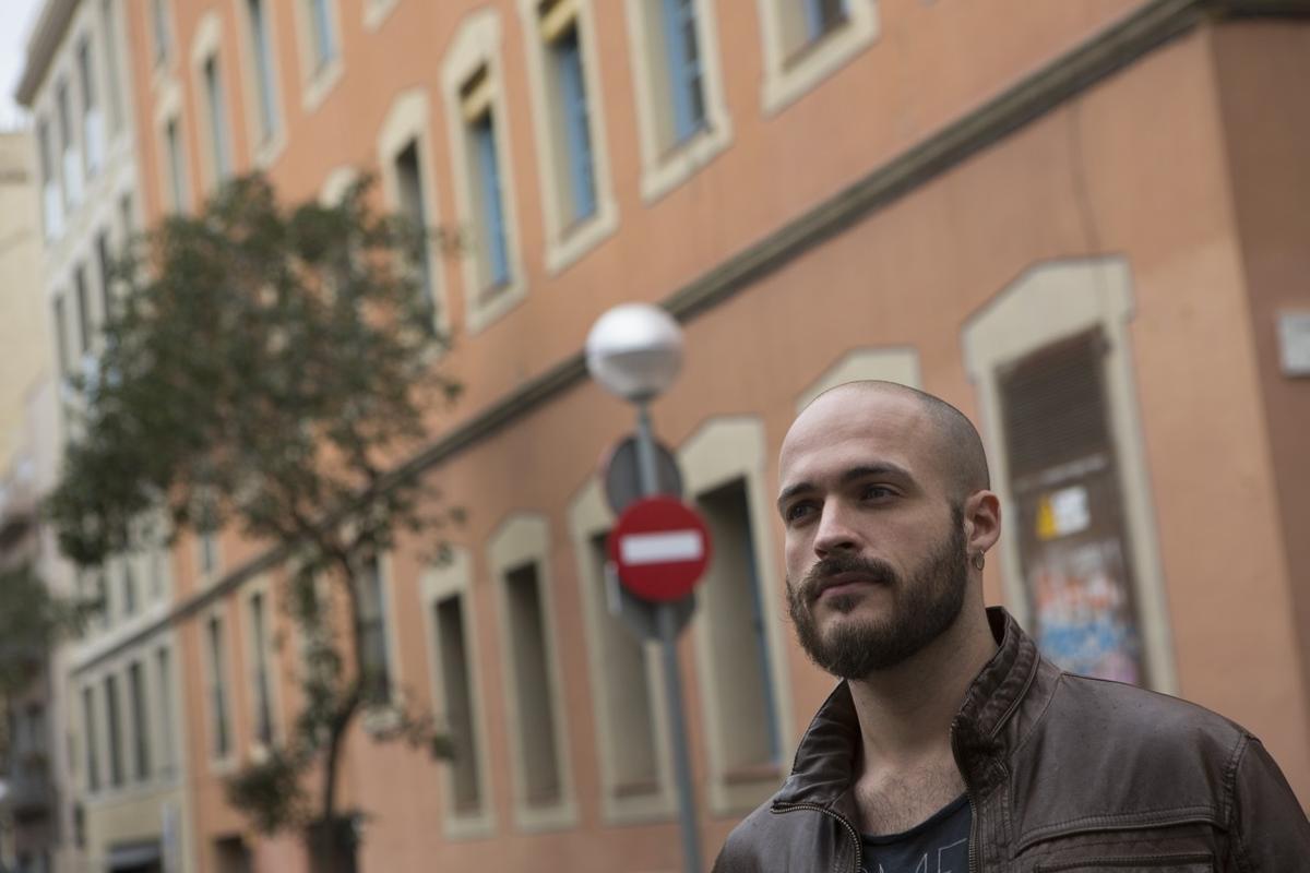 Humberto Torcal, creativo publicitario, en el barrio de Gràcia, donde vive en una habitación alquilada.