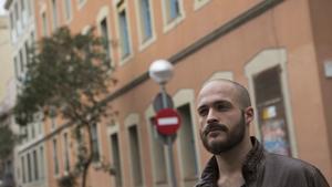 Humberto Torcal, creativo publicitario, en el barrio de Gràcia, donde vive en una habitación alquilada.