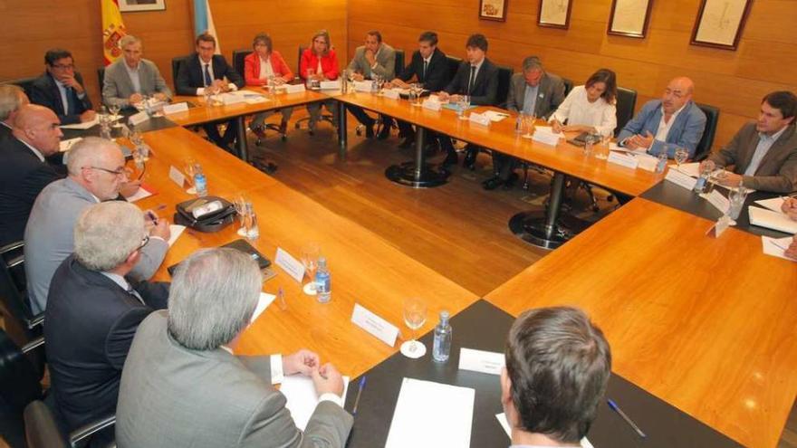 Industria láctea, distribución y ganaderos se reunieron ayer con el Gobierno gallego. // Xoán Álvarez
