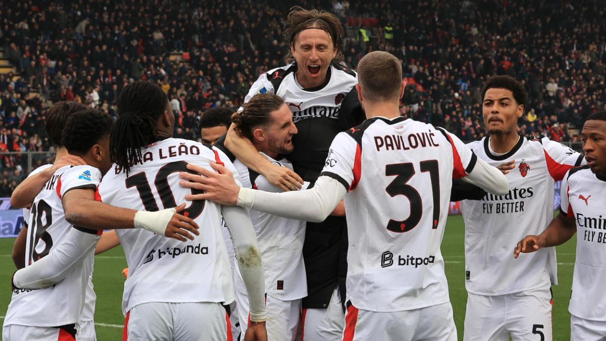 El Milan celebra ante la Cremonese