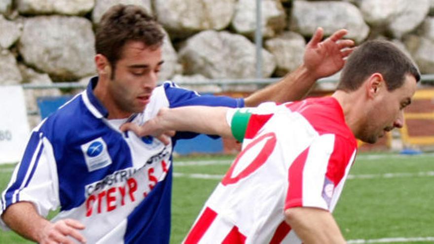 Ginés presiona a Martínez en el partido entre el Tuilla y el Navia en El Candín.