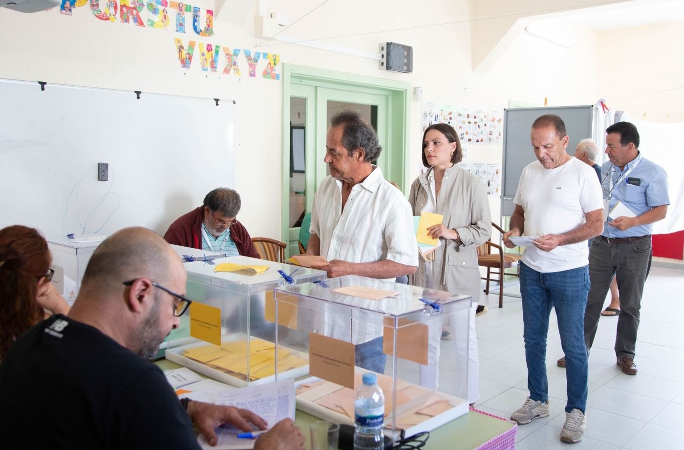 Migdalia Machín y Jesús Machín (CC) esperan su turno para votar.jpg