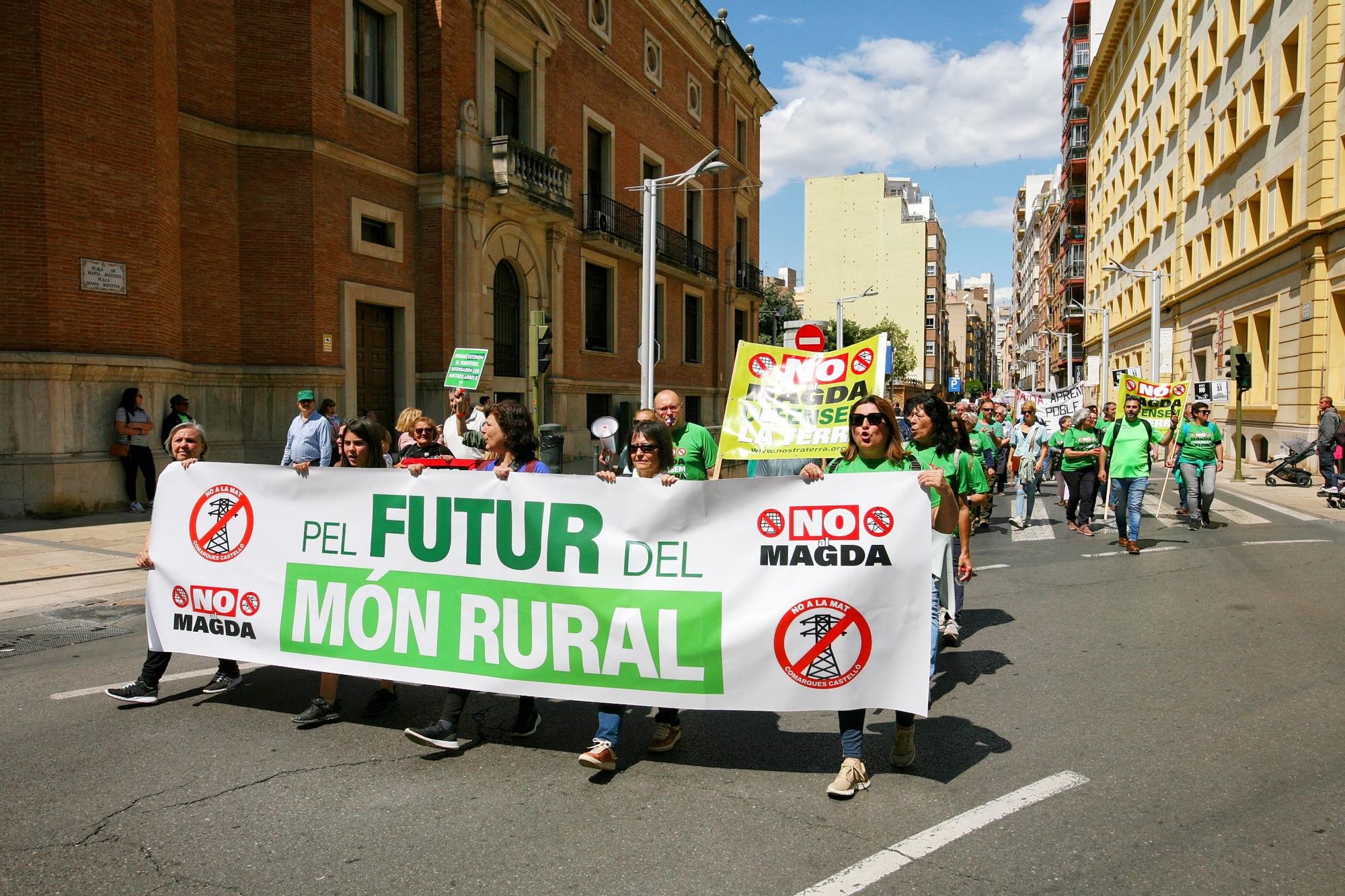 Una marea verde de 52 tractores y 700 personas grita en Castelló no a las macroplantas solares