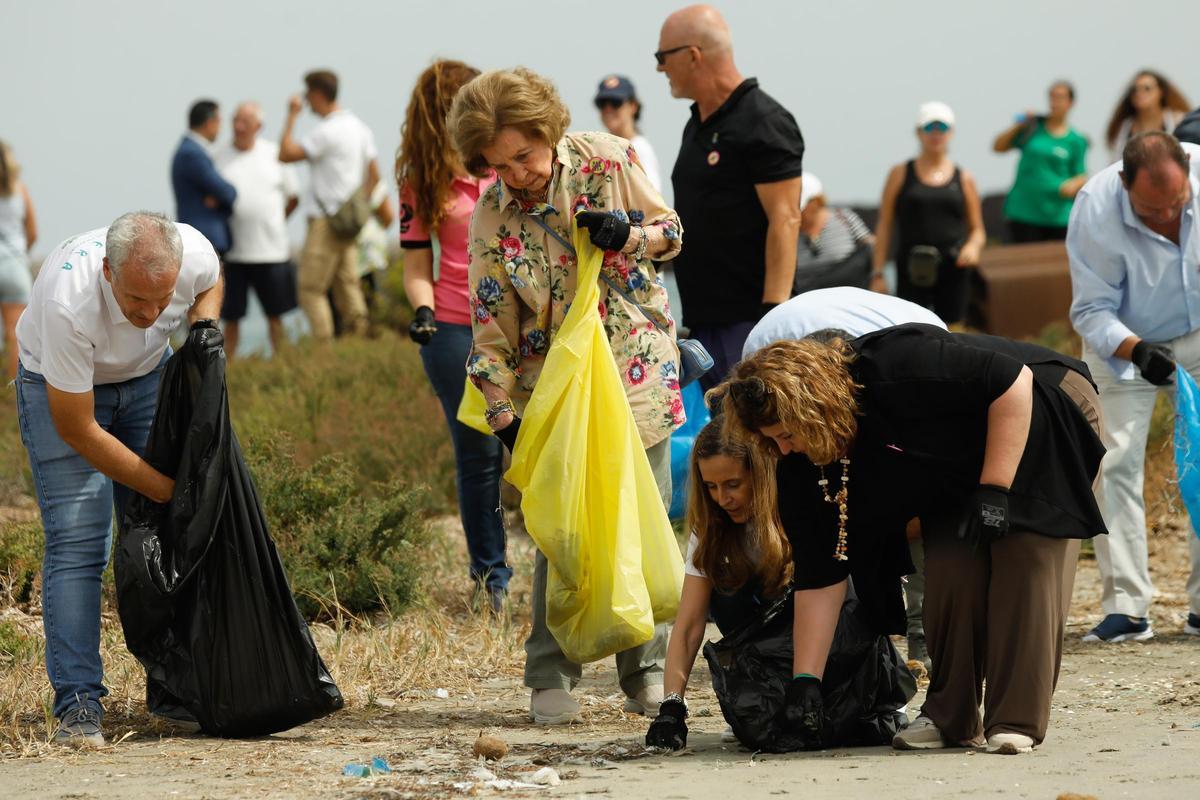 La reina Sofía recoge basura en el arenal de La Manga