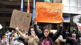 Cientos de trabajadores del ERA salen a la calle para pedir más personal: "Shakira factura y el ERA a pique"