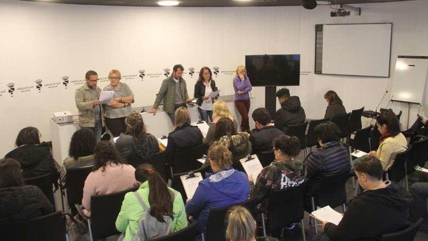 Fernández (de pie en el centro) participó ayer en la recepción a los candidatos del taller de empleo.