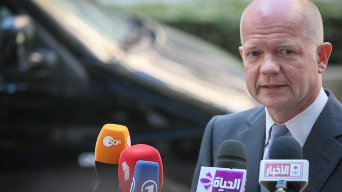 El ministro de Exteriores británico, William Hague, atiende a los medios, el pasado julio en Bruselas.
