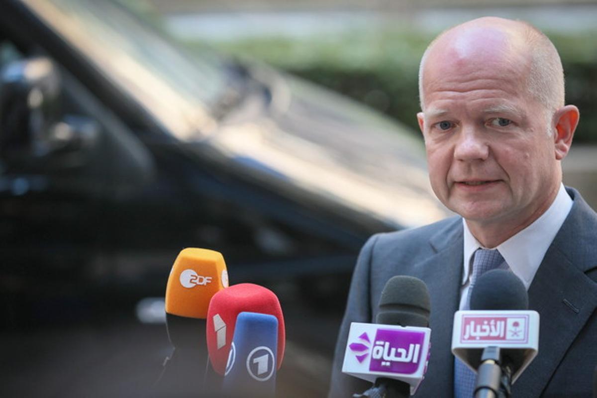 El ministre d’Exteriors britànic, William Hague, atén els mitjans, el juliol passat a Brussel·les.