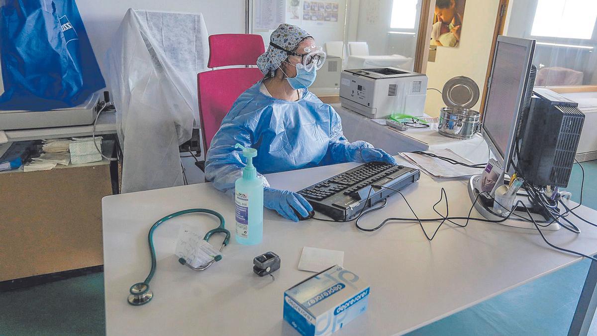 Una doctora en su consulta de Atención Primaria en el centro de salud Nuevo Cáceres.