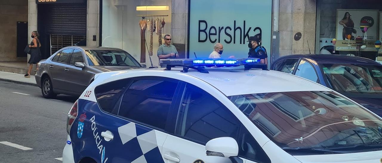 Un coche patrulla de la Policía Local de Vilagarcía en el centro de la ciudad