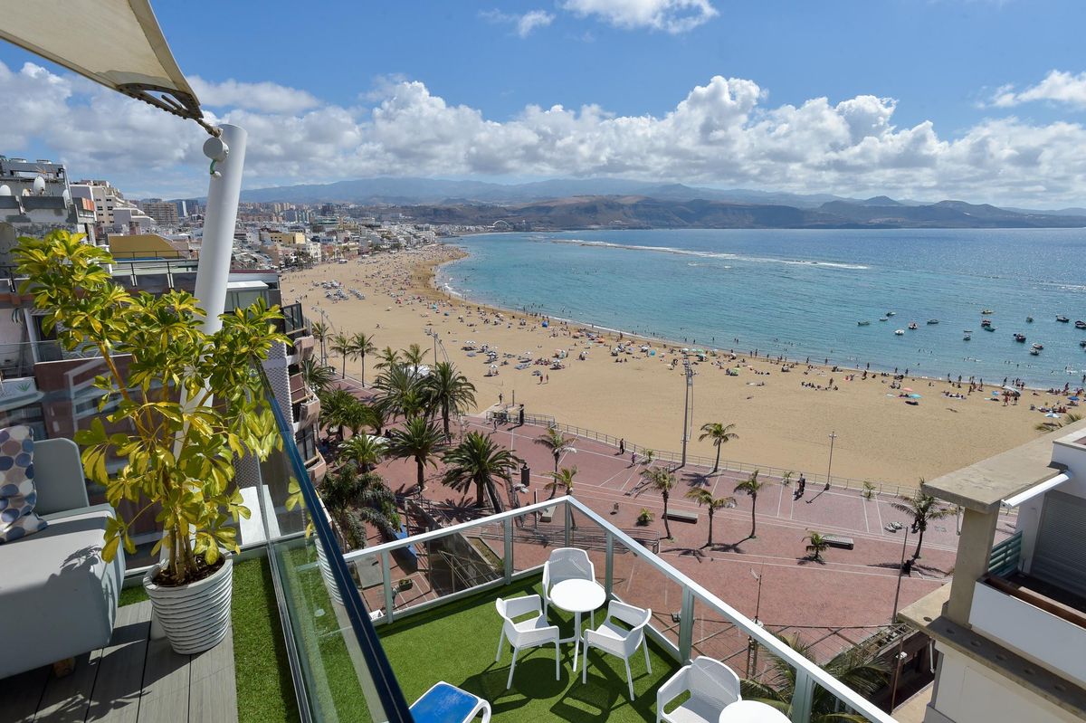 Azotea del hotel, con la playa de Las Canteras a sus pies, desde la que cayó la víctima cuando se hacía una foto