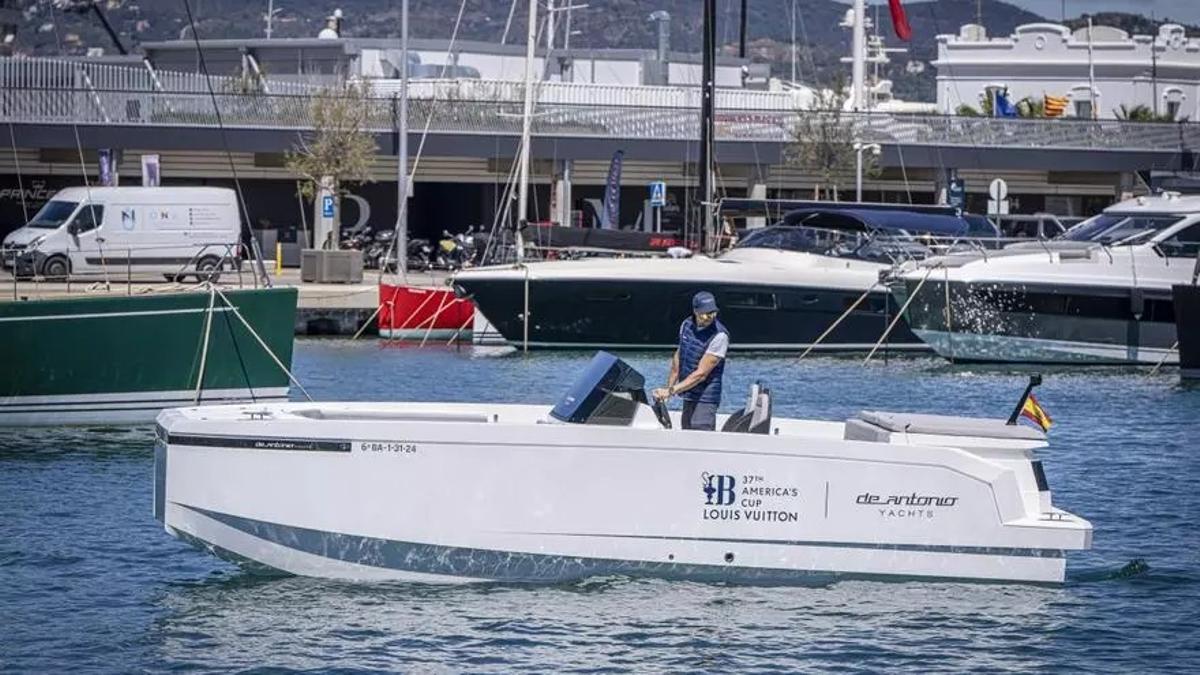 El barco eléctrico de De Antonio Yachts, el E23, que proveerá a la organización de la Copa América de vela, atraca en Marina Vela, donde tiene la sede de la empresa