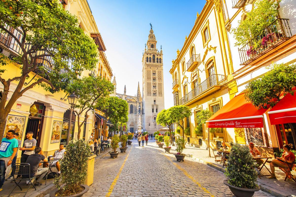 La Giralda vista desde una calle del barrio sevillano de Santa Cruz