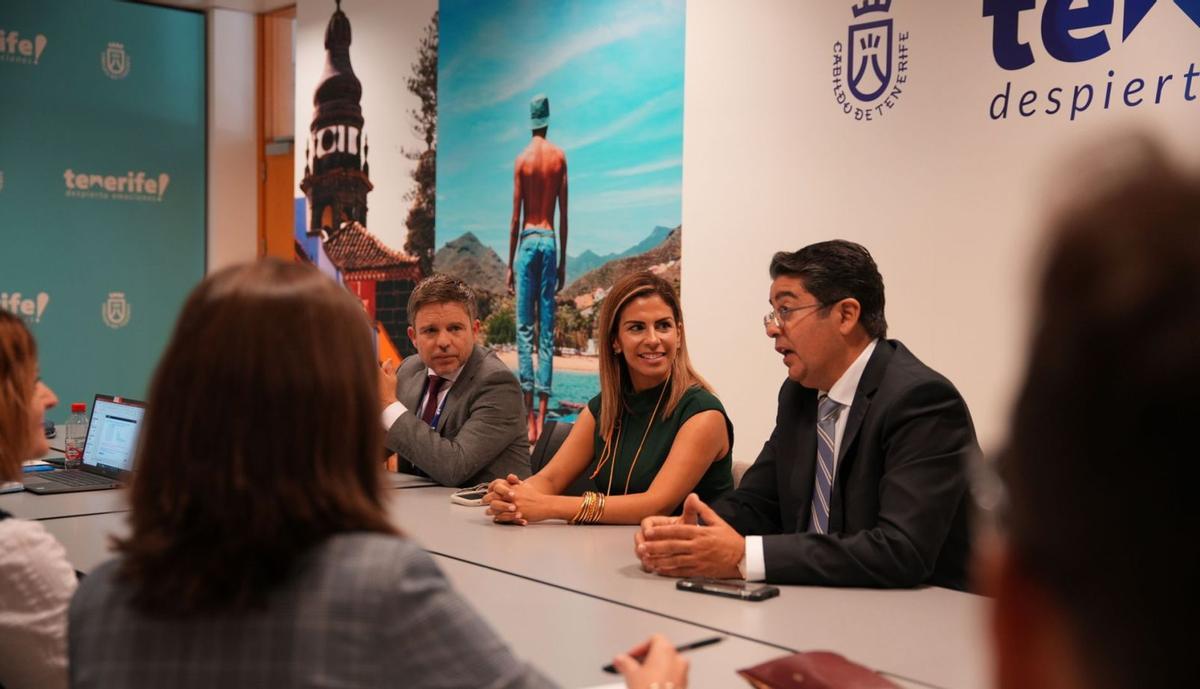 Desde la izquierda, David Pérez, Laura Castro y Pedro Martín durante uno de los encuentros con agentes del sector en la primera jornada de Fitur. | | E.D.