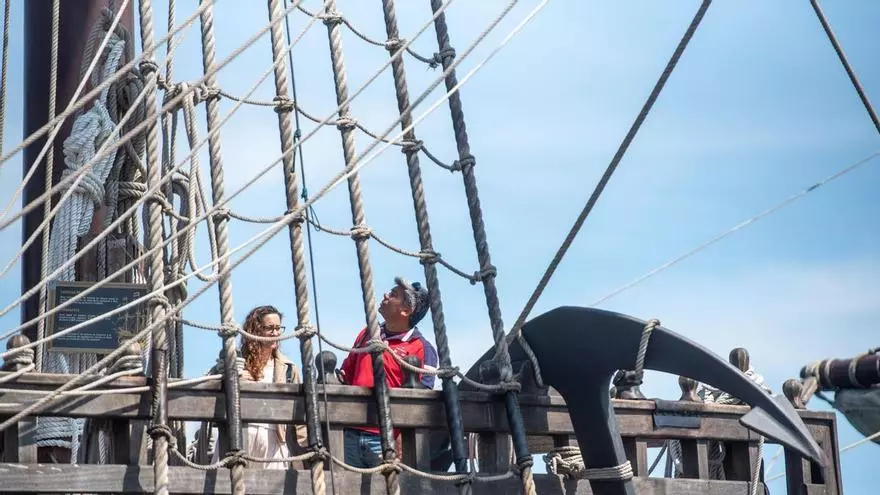 El galeón 'Andalucía' recibe visitantes hasta el domingo en el muelle de Calvo Sotelo