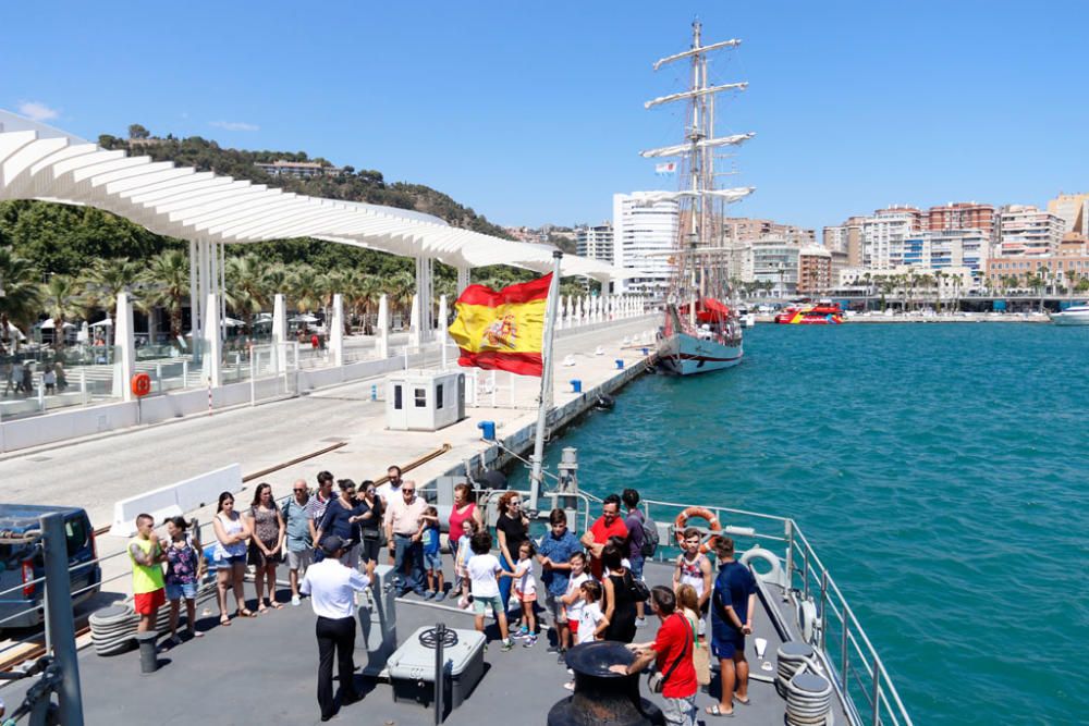 El buque de la Armada 'Infanta Cristina' abre sus puertas al público durante los dos días que estará atracado en el muelle dos del Puerto de Málaga.