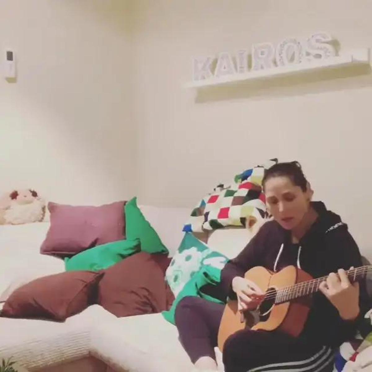 Rosa López en el salón de su piso en Madrid