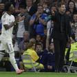 MADRID, 22/03/2026.- El delantero del Real Madrid Vinicius Junior (i) abandona el terreno de juega ante el técnico Diego Simeone, del Atlético, durante el partido de la jornada 29 de LaLiga que Real Madrid y Atlético de Madrid han disputado este domingo en el estadio Santiago Bernabéu. EFE/Juanjo Martín. real madrid . atletico madrid. liga españa 2025/2026 real madrid . atletico madrid. 29. accion. santiago bernabeu
