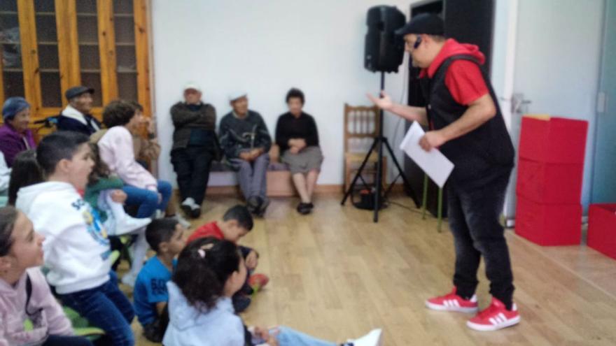 La &quot;Magia Viajera&quot; ilusiona a vecinos de Arrabalde, con el semifinalista de Got Talent, Iván Santacruz