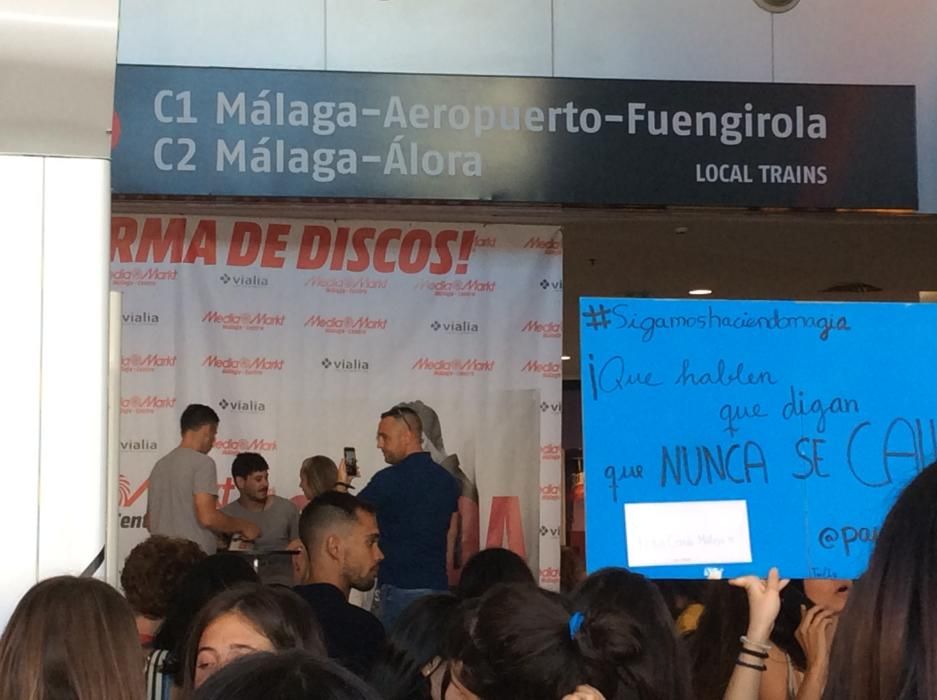 Cientos de aficionados, que hicieron cola horas antes del inicio del evento, pudieron saludar a Cepeda además de llevarse una firma y una foto para el recuerdo.