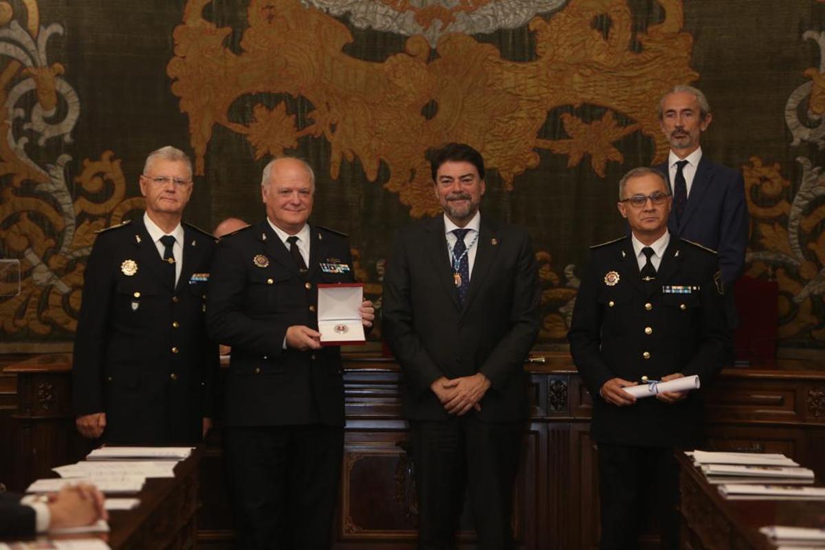 José María Conesa recibe la medalla de la ciudad a la Policía Local.