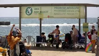 Las playas de Barcelona estrenan temporada alta, este año sí, con baño asistido todo el verano