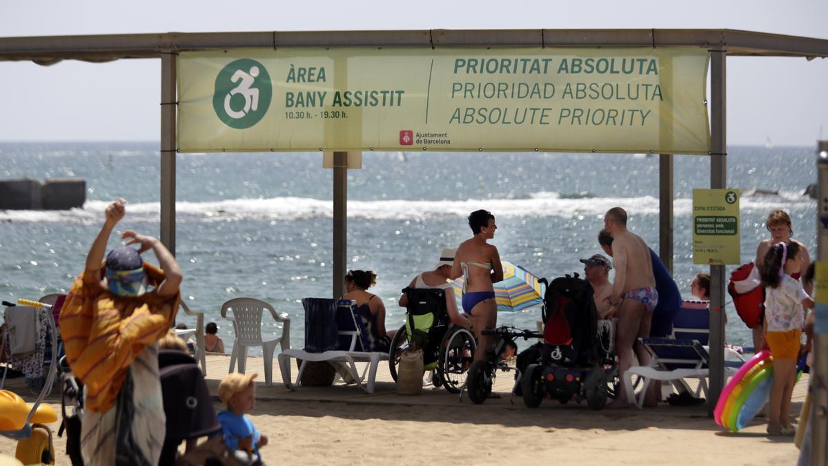 Área de baño asistido en la playa de Barcelona de la Nova Icària