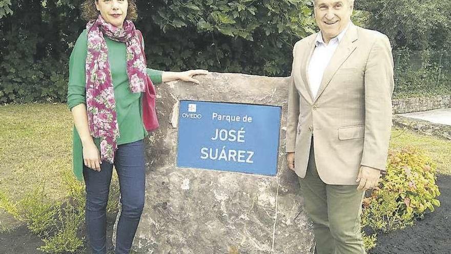 Cristina Pontón con Arcadio Martínez, biógrafo de José Suárez, en la inauguración del parque.