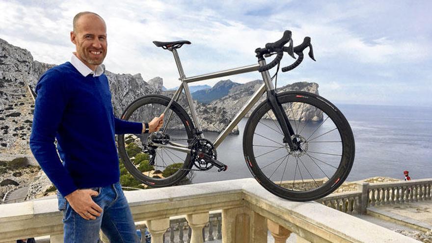 Stolz wie Bolle auf seine Kreationen: Jan-Willem Sintnicolaas mit einem seiner Räder, der Titan-Rahmen allein wiegt nur ungefähr 1,5 Kilogramm.