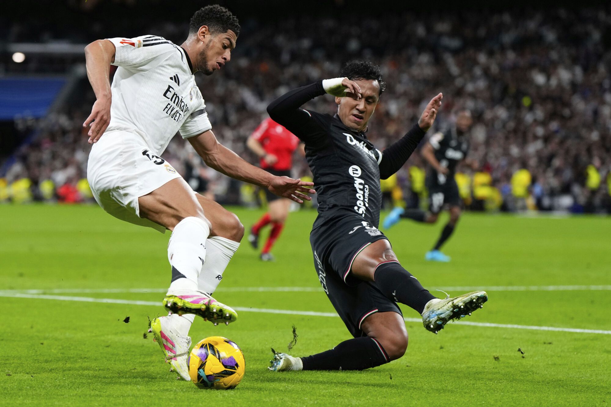 Leganes' Renato Tapia blocks Real Madrid's Jude Bellingham during a Spanish La Liga soccer match between Real Madrid and Leganes at the Santiago Bernabeu stadium in Madrid, Spain, Saturday, March 29, 2025. (AP Photo/Manu Fernandez) Associated Press/LaPresse. EDITORIAL USE ONLY/ONLY ITALY AND SPAIN