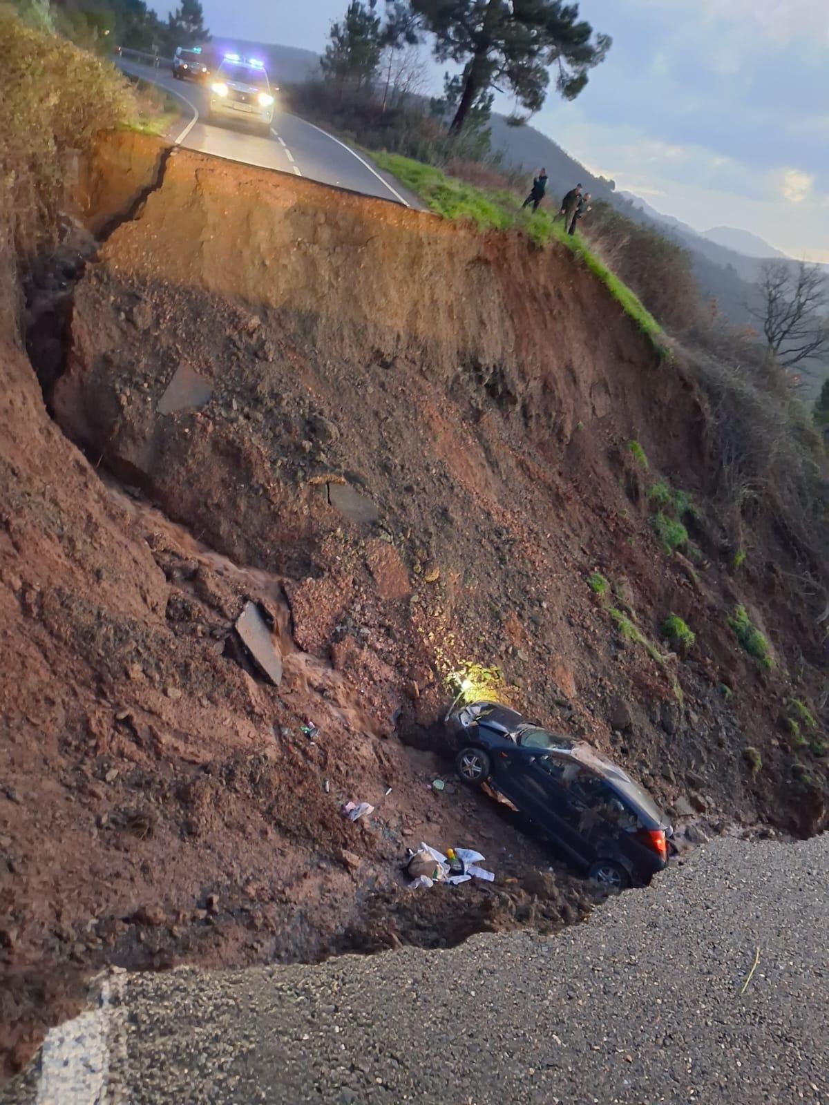 Fotogalería | Un gran socavón corta al tráfico la carretera CC-428 de Berzocana a Logrosán Fotogalería | Un gran socavón corta al tráfico la carretera CC-428 de Berzocana a Logrosán