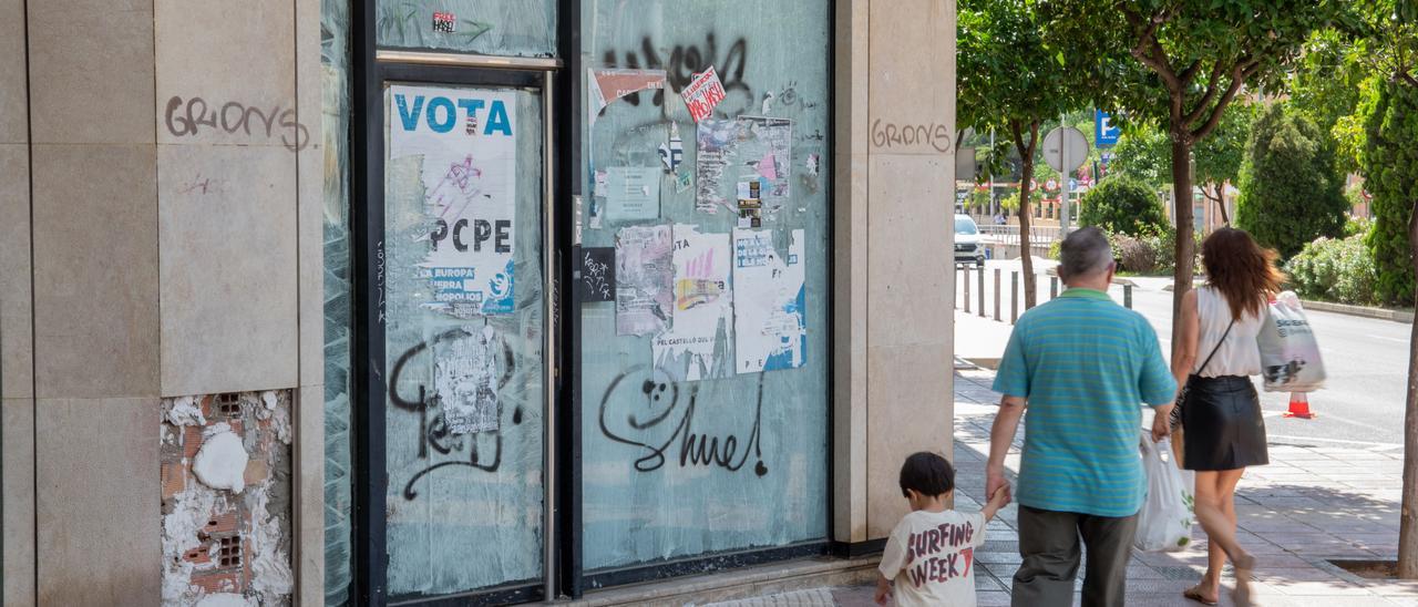 Imagen de una sucursal bancaria cerrada, en Castelló.